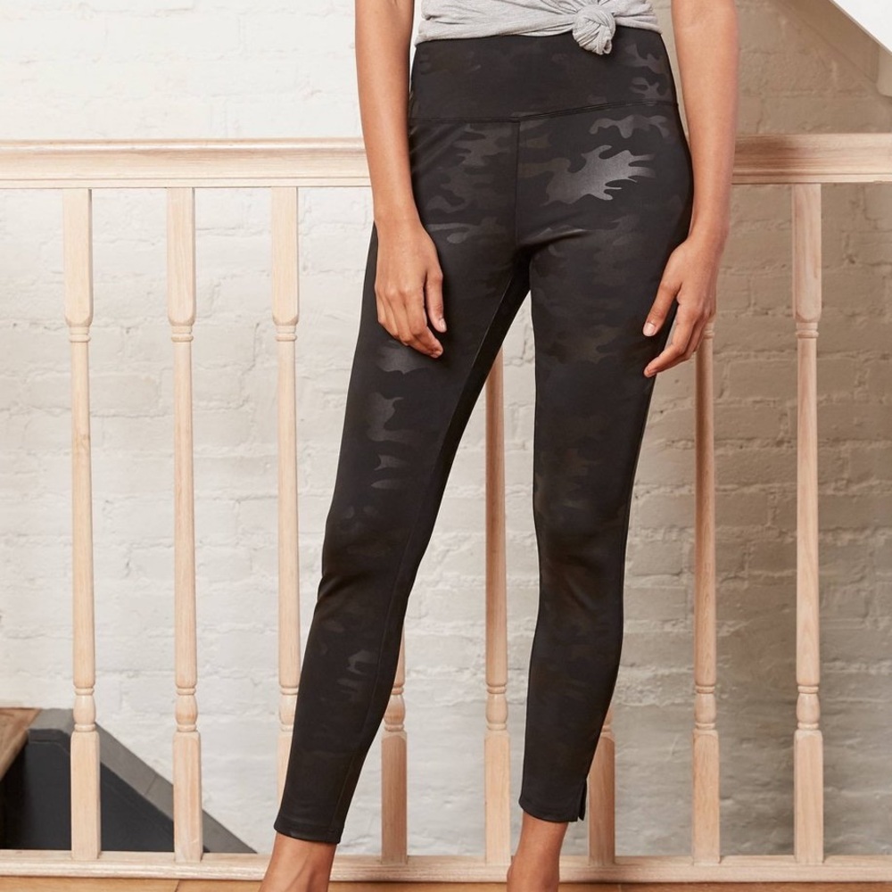 NWT Knox Rose camo print leggings
